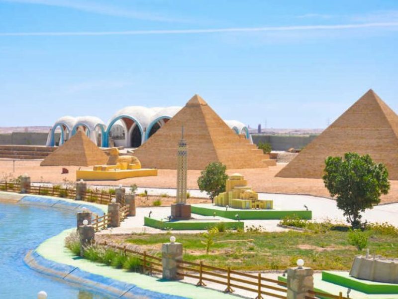 El Gouna: 2 In 1 Trip Dolphin World Show And Mini Egypt Park With Transfers
