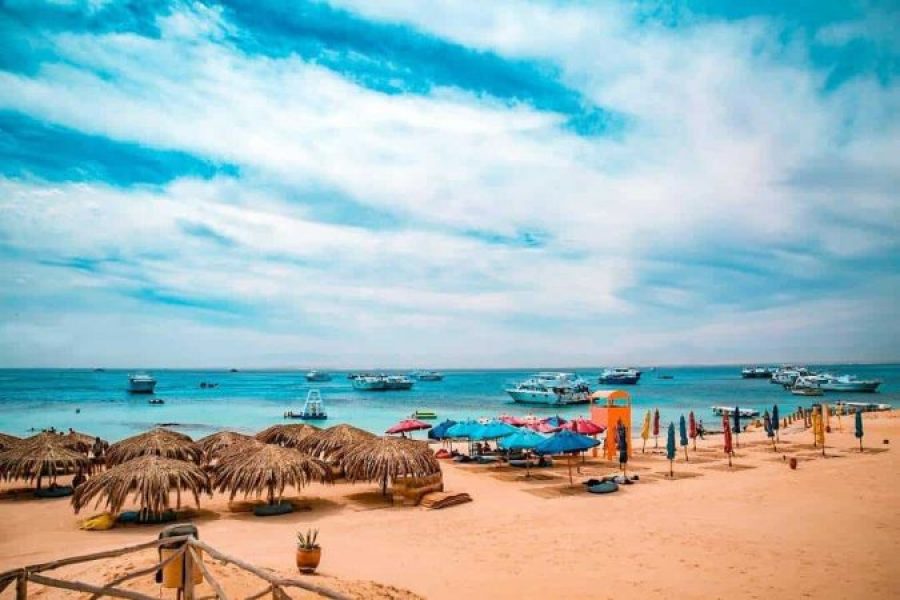 Hurghada: Giftun Island Snorkeling Luxury Boat Tour With Lunch And Drinks