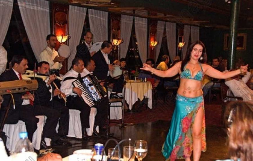 El Cairo: Pirámides, visita al Museo Egipcio y crucero con cena